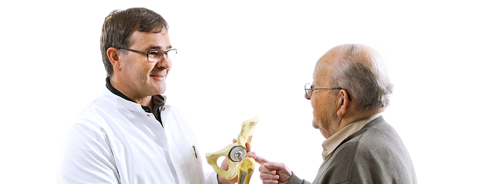 Arzt im Gespräch mit einem älteren Patienten